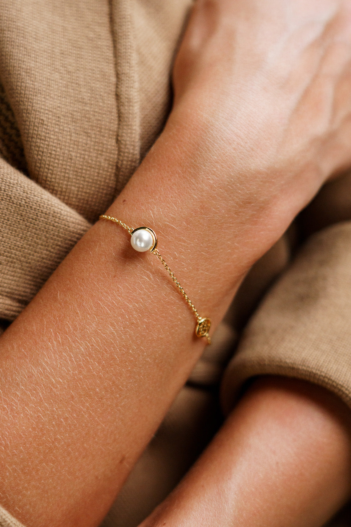 ADAGIO CRESCENT NINE-2-FIVE PEARL BRACELET GOLD 15CM +4CM-PEROZ Accessories