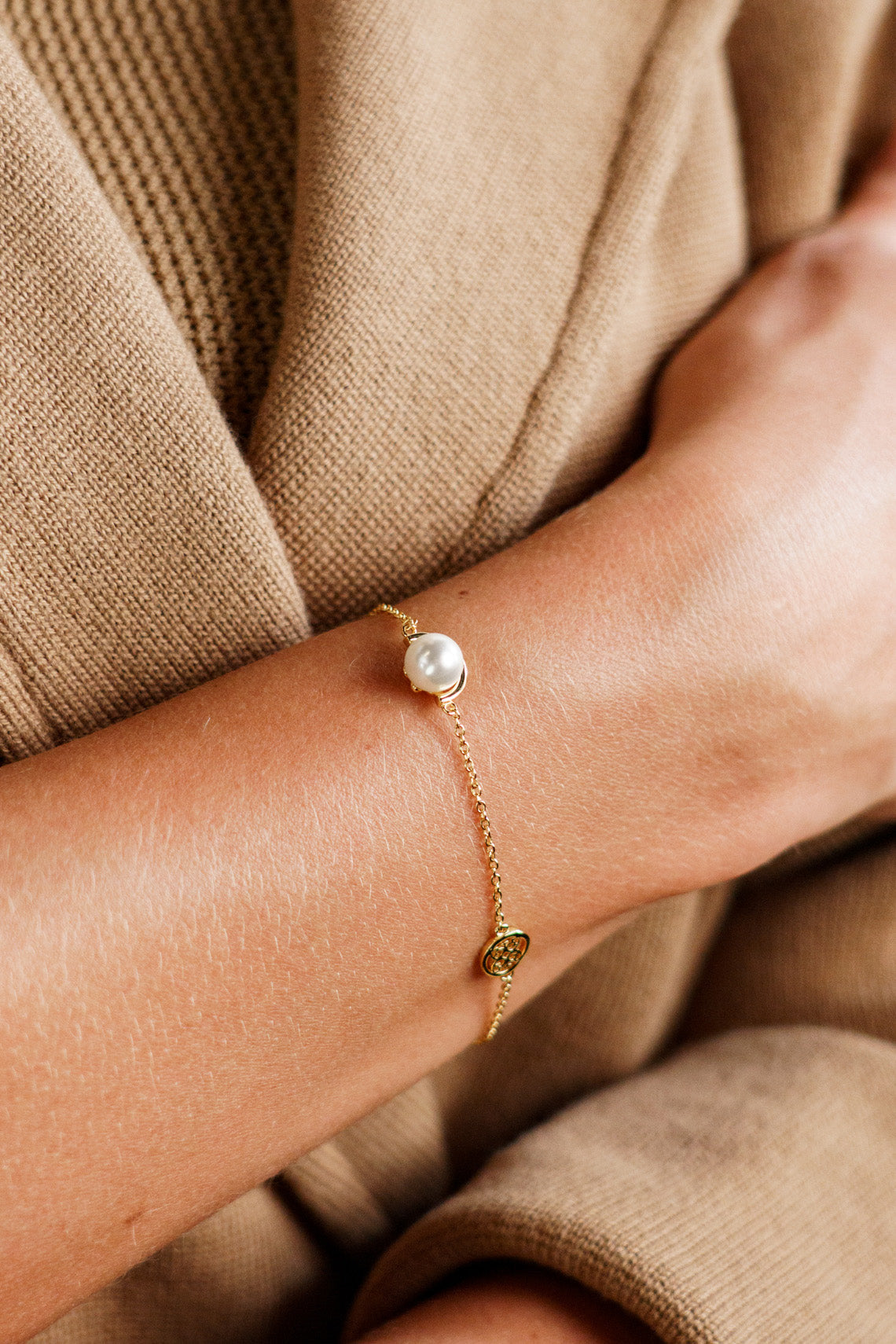 ADAGIO CRESCENT NINE-2-FIVE PEARL BRACELET GOLD 15CM +4CM-PEROZ Accessories